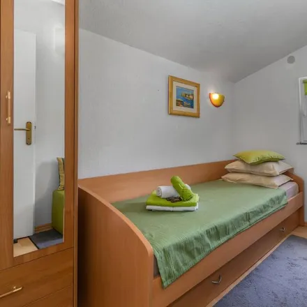 Rent this 2 bed house on 51241 Križišće
