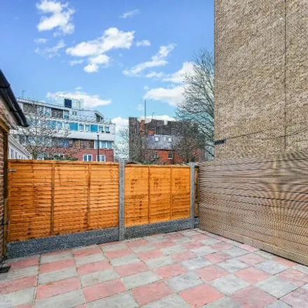 Image 5 - 19 Knottisford Street, London, E2 0RP, United Kingdom - Townhouse for rent