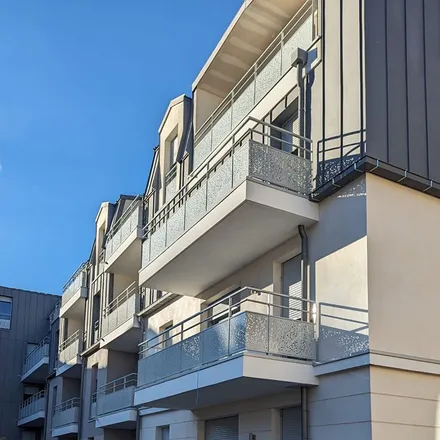 Rent this 2 bed apartment on 16 Résidence Parc du Château in Rue de Voisins, 78430 Louveciennes
