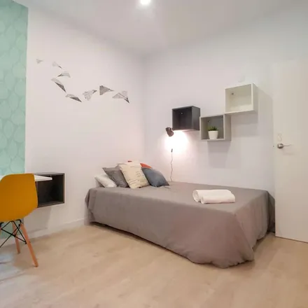Rent this 3 bed room on Avinguda de la Riera de Cassoles in 12, 08012 Barcelona