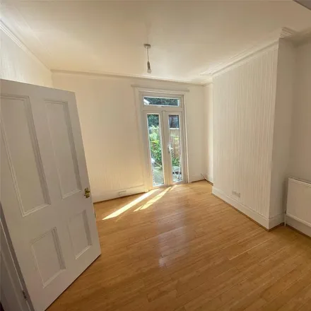 Rent this 3 bed townhouse on Hampshire Road in London, N22 8LR