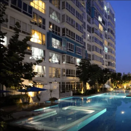 Rent this 2 bed apartment on Woodlands