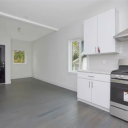 Rent this 4 bed apartment on 33 Ridgefield Avenue in New York, NY 10304