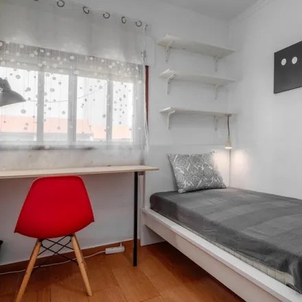 Rent this 5 bed room on Rua Dom João de Azevedo in 4149-015 Porto, Portugal