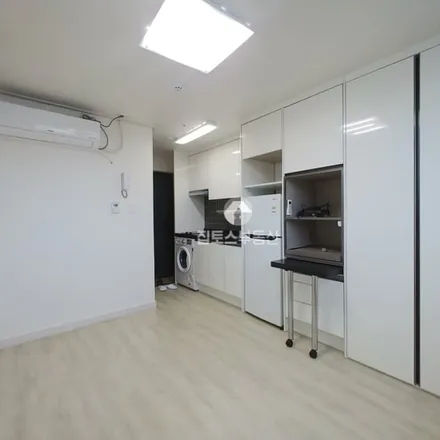 Rent this studio apartment on 서울특별시 관악구 신림동 1458-3