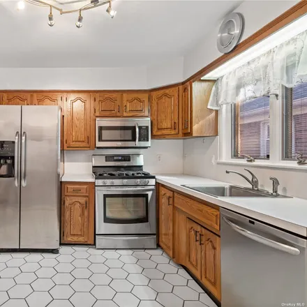Image 7 - 24-29 160th Street, New York, NY 11357, USA - House for sale