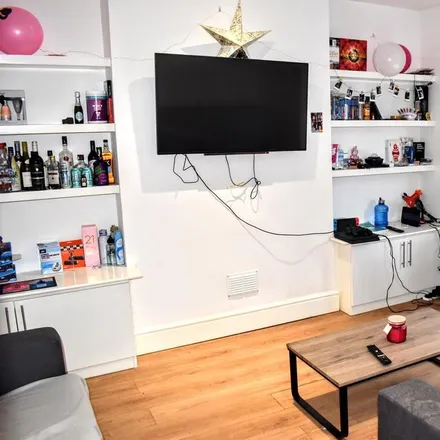 Rent this 6 bed townhouse on Acomb Street in Manchester, M15 6FQ
