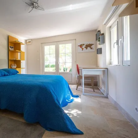 Rent this 5 bed house on Centre d'incendie et de secours de Sainte-Maxime in Route du Plan de la Tour, 83120 Sainte-Maxime