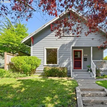 Buy this 3 bed house on 1133 Southeast Marion Street in Portland, OR 97202