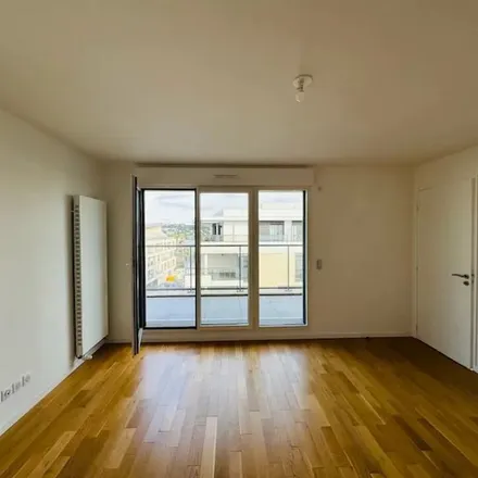 Rent this 3 bed apartment on 53 Avenue Pierre Sémard in 94210 Saint-Maur-des-Fossés, France