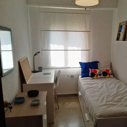 Rent this 4 bed room on Carrer del Pintor Ferrer Calatayud in 21, 46022 Valencia