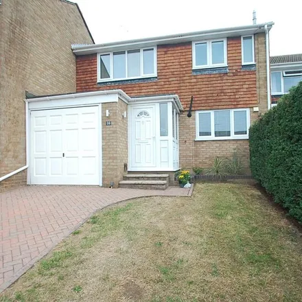 Rent this 3 bed townhouse on Joiners Way in Chalfont St Peter, SL9 0BH