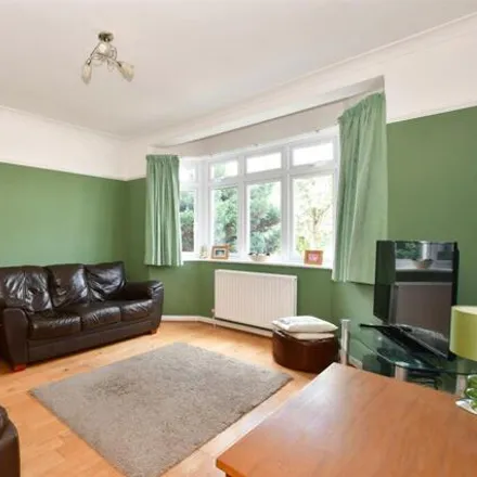 Image 4 - Woodfield Way, Hornchurch, Great London, N/a - House for sale