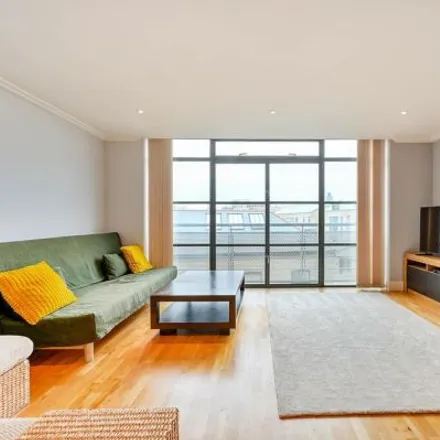 Rent this 2 bed apartment on Point Wharf in London, TW8 0BX
