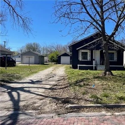 Buy this 2 bed house on 556 North Cherry Street in Ottawa, KS 66067