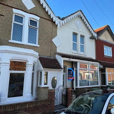 Rent this 5 bed townhouse on Northcote Hotel in 35 Francis Avenue, Portsmouth