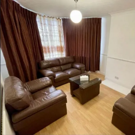 Rent this 4 bed duplex on Grosvenor Crescent in Kingsbury, London