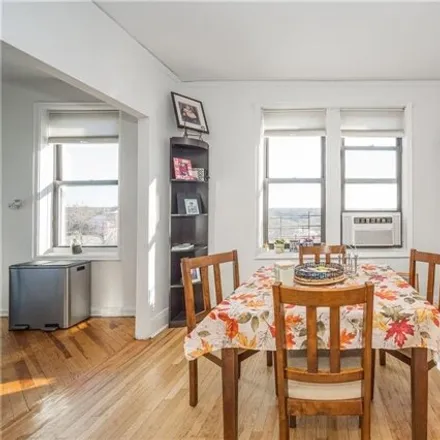 Image 5 - 35 Dash Place, New York, NY 10463, USA - Apartment for sale
