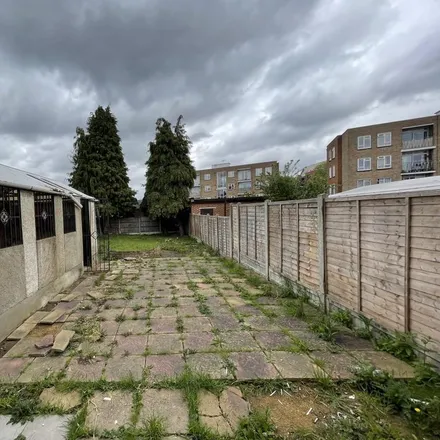 Image 9 - Forterie Gardens, London, IG3 9BZ, United Kingdom - Duplex for rent
