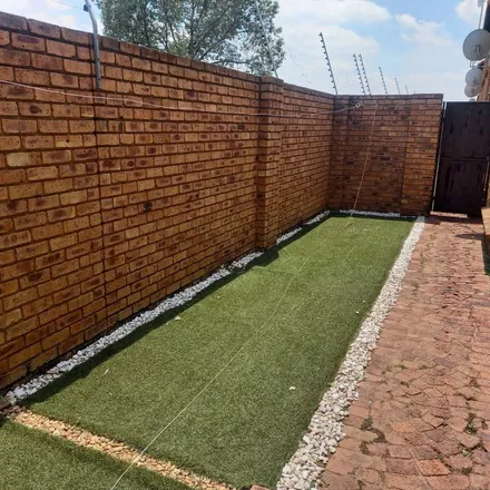 Image 5 - Vygie Crescent, Groeneweide, Gauteng, 1418, South Africa - Townhouse for rent