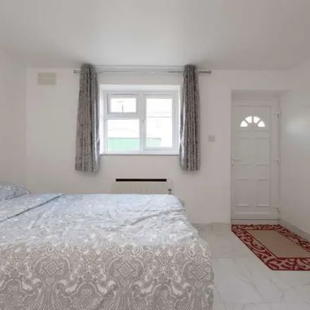 Rent this 1 bed apartment on The Vale in Hendon Way, Childs Hill