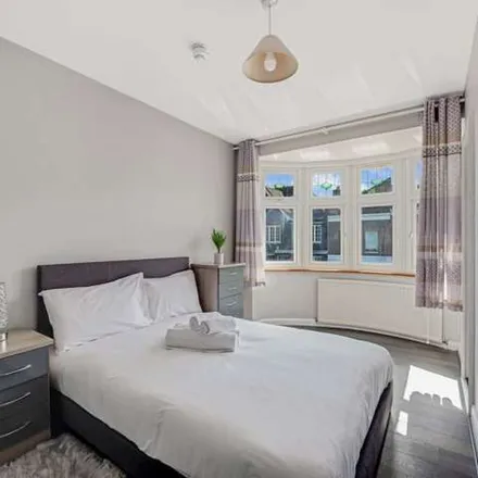 Image 8 - Norwood Park Road, London, SE27 9UA, United Kingdom - Apartment for rent