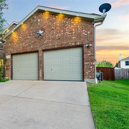 Image 3 - 1043 Valley Brook Lane, Grand Prairie, TX 75052, USA - House for sale