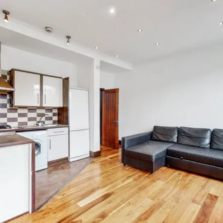 Rent this 2 bed apartment on Mayfield Road in Goodmayes, London