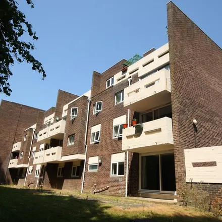 Image 1 - Westview, Park Drive, Horsell, GU22 7NG, United Kingdom - Apartment for rent