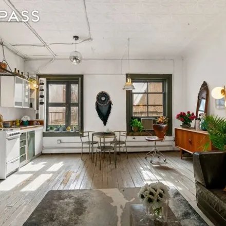 Rent this studio house on 33 Bond Street in New York, NY 10012