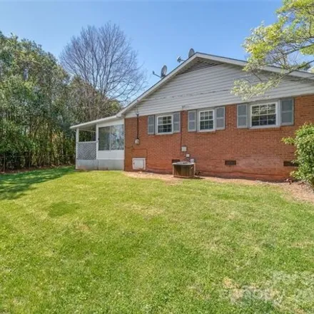 Image 7 - 2048 Wedgedale Drive, Charlotte, NC 28210, USA - House for sale