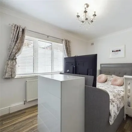Image 5 - Roe End, London, NW9 9BL, United Kingdom - Apartment for sale
