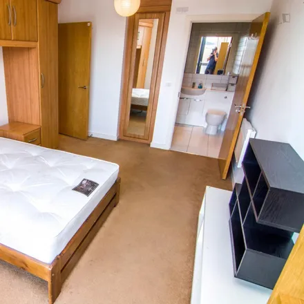 Rent this 4 bed room on The Sphere in Brunel Street, London