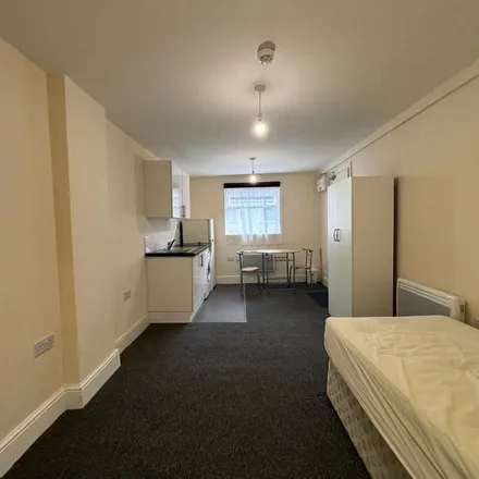 Rent this studio apartment on Sinclair Grove in London, NW11 9JG