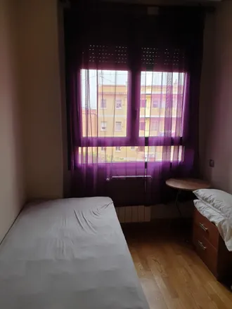 Rent this 3 bed room on Madrid in Calle de Gregorio Vacas, 28047 Madrid