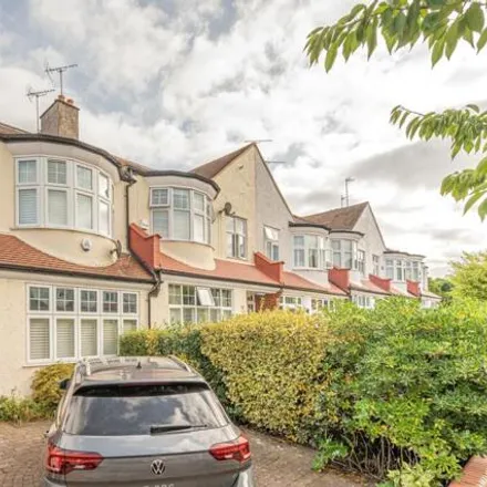 Rent this 4 bed duplex on Hillcourt Avenue in Barnet, London