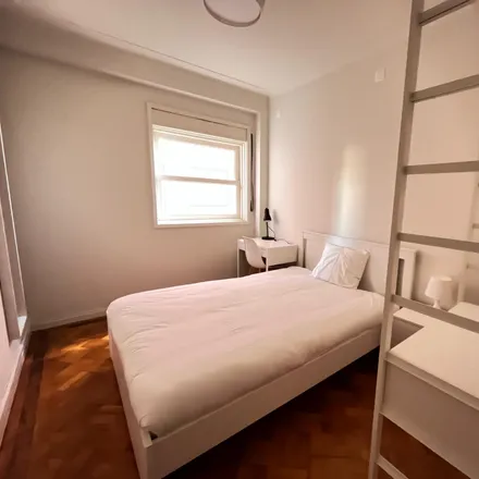 Rent this 5 bed room on Rua de Nossa Senhora de Fátima in 4050-350 Porto, Portugal