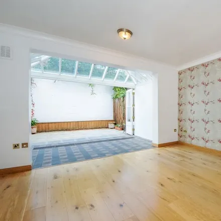 Rent this 3 bed house on Compton Avenue in London, N1 2XB