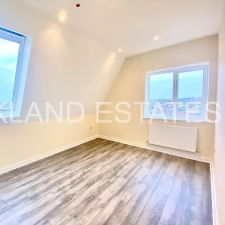 Image 2 - 11 The Close, Potters Bar, EN6 2HY, United Kingdom - Apartment for rent