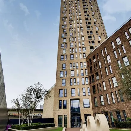 Rent this 3 bed apartment on Roosevelt Tower in 18 Williamsburg Plaza, Canary Wharf