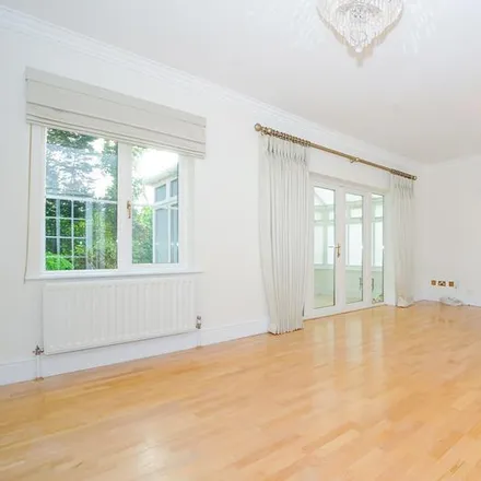Image 3 - St. David's Drive, Englefield Green, TW20 0BA, United Kingdom - House for rent