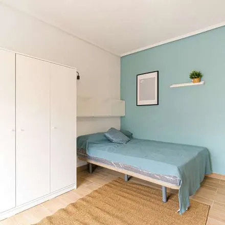 Rent this 6 bed apartment on carrer Poeta Miguel Hernàndez in 87, 03205 Elx / Elche