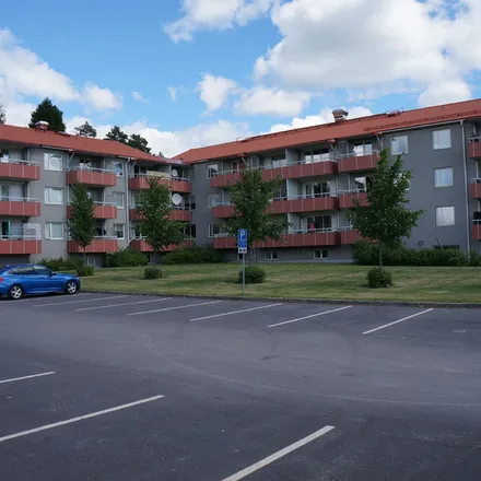 Rent this 3 bed apartment on Vårdcentralen in Hjulmakarvägen, 735 36 Surahammar