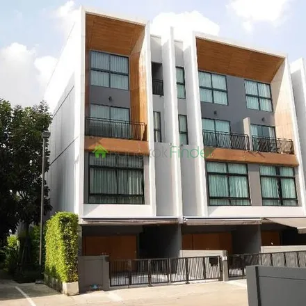 Rent this 3 bed townhouse on Building B in Soi Thong Keaw, Suan Luang District