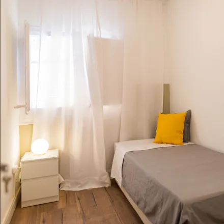 Rent this 6 bed room on Carrer d'Espiell in 15, 08031 Barcelona