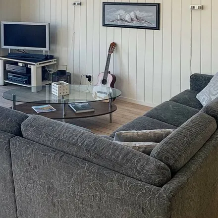 Rent this 4 bed house on Urangsvåg nord in Goddevegen, 5427 Urangsvåg