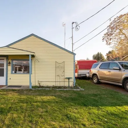 Buy this 2 bed house on 2670 Englewood Avenue in Yakima, WA 98902