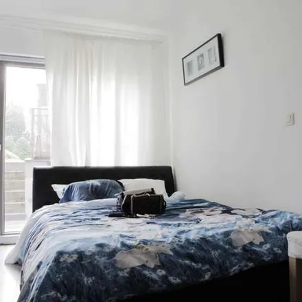 Rent this 3 bed apartment on Hôtel Haerens - Huis Haerens in Avenue Brugmann - Brugmannlaan 384, 1180 Uccle - Ukkel