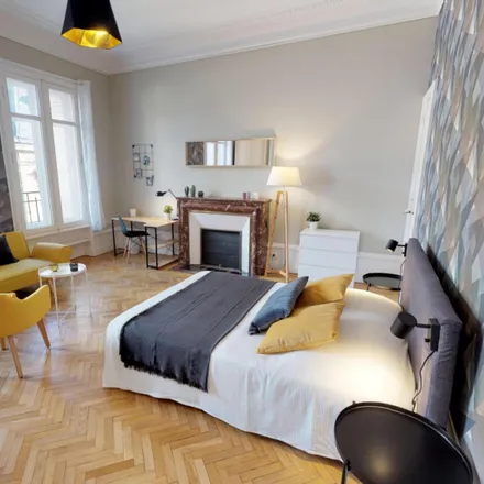 Rent this 5 bed room on 43 Rue Vital Carles in 33000 Bordeaux, France
