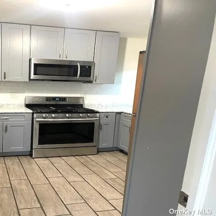 Rent this 3 bed apartment on 146 Vineyard Avenue in City of Yonkers, NY 10703
